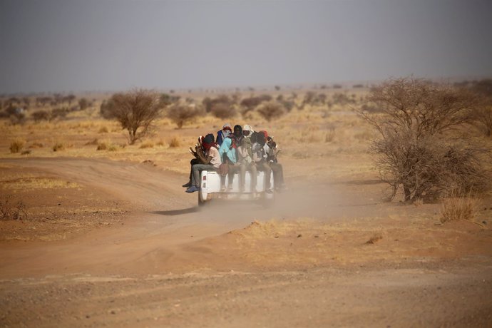 Inmigrantes cruzan el desierto en Agadez hacia Libia