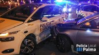 Un conductor ebrio choca contra un coche patrulla de la Policía Local de Palma y dos agentes resultan heridos