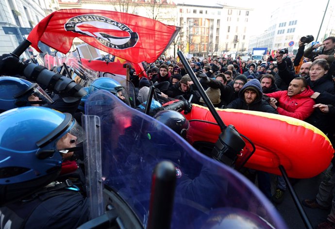 Manifestación antifascista en Milán