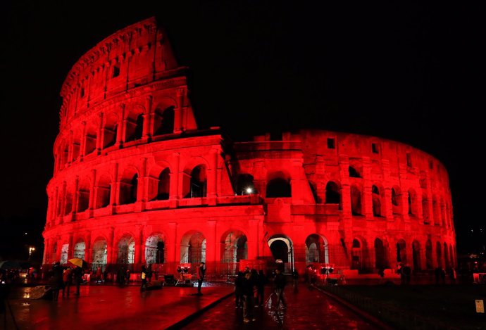 El Coliseo de Roma se ilumina de rojo para protestar contra la ley de blasfemia 