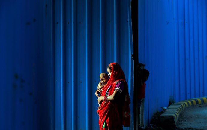 Mujer y su bebé en India
