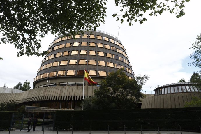 La bandera de España ondea en el Tribunal Constitucional