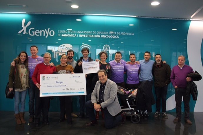 Investigadores granadinos reciben una donación de una asociación de pacientes