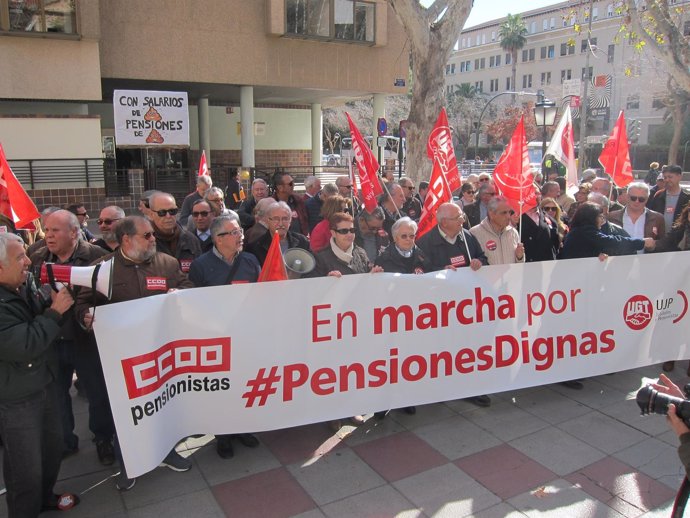 Los pensionistas conentrados a las puerta de la Delegación del Gobierno