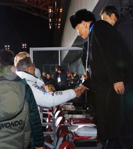 Moon Jae In y Kim Jong Chol se saludan en Pyeongchang 2018