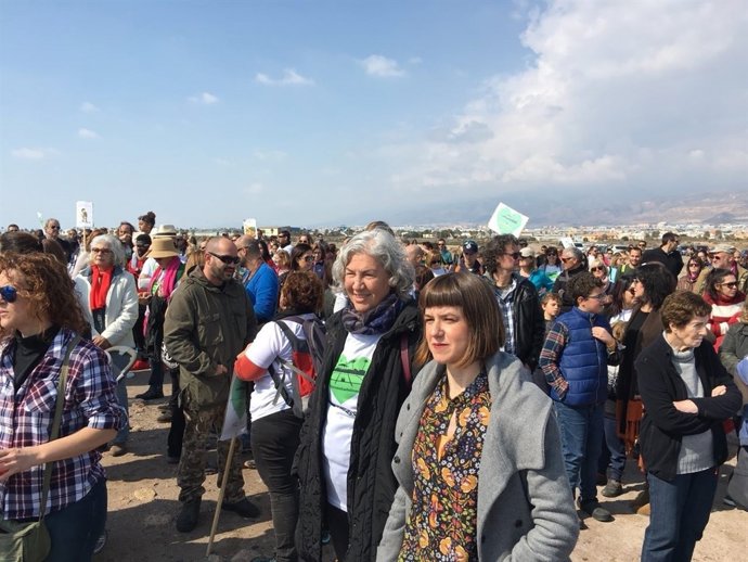Cientos de personas piden más protección a Las Salinas de Roquetas