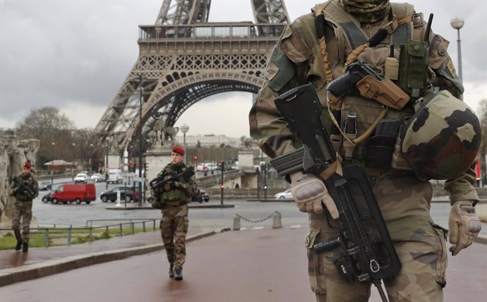 Militares junto a la Torre Eiffel