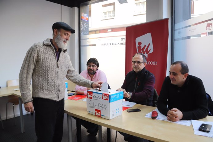 Afiliados de IU votan en la sede de la coalición en Zaragoza.