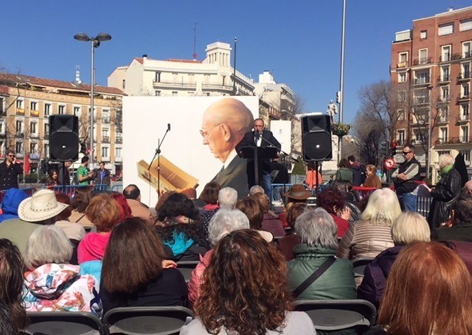 El exalcalde de Madrid Juan Barranco durante su intervención en el homenaje.