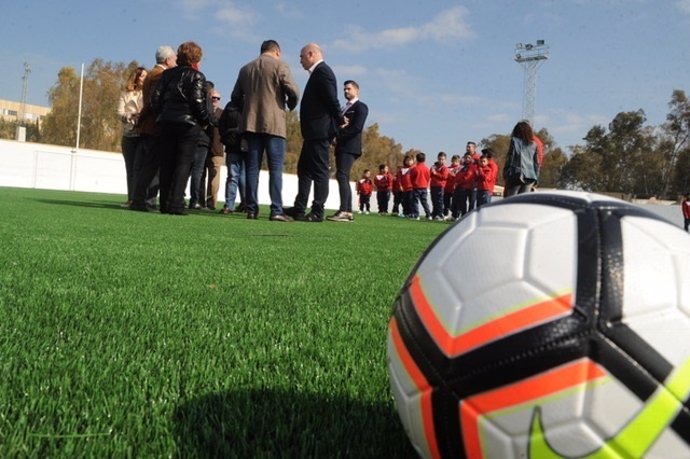 Campo de fútbol de Montemayor inaugurado tras la inversión en césped artificial