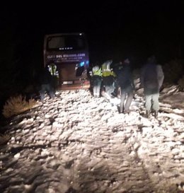 Rescatan a 36 pasajeros de un autobús atrapado por el hielo en Majaelrayo