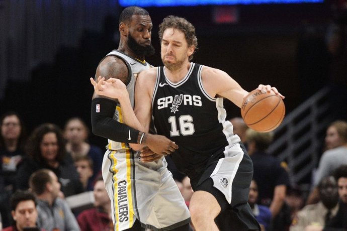 Pau Gasol (Spurs) y LeBron James (Cavaliers)