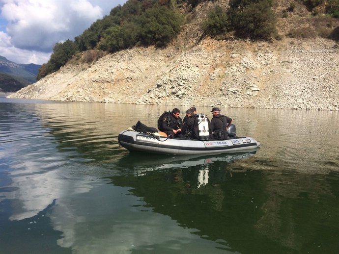 Mossos d'Esquadra al pantà de Susqueda després de trobar dos cossos