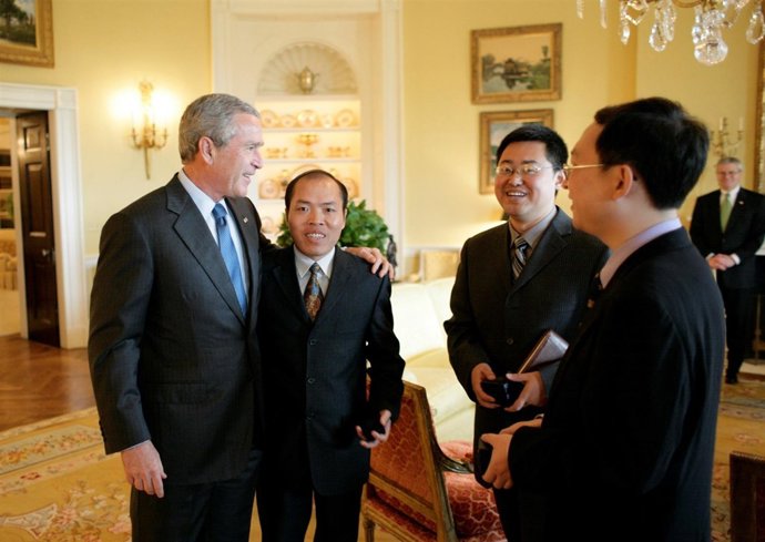 El entonces presidente de EEUU George W. Bush junto a Li Baiguang 