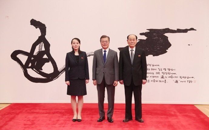 Moon Jae-in en la seva reunió amb la germana de Kim Jong-un i Kim Yong Nam