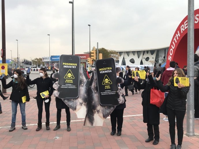 Un grup d'activistes de Setem Catalunya protesta davant el MWC