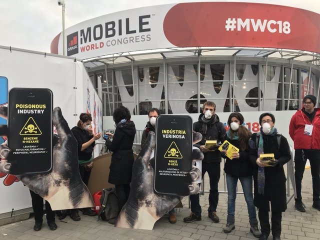 Protesta ante el MWC por el uso de tóxicos en la fabricación de móvi
