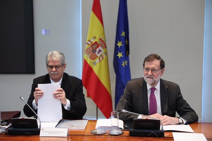 Rajoy y Alfonso Dastis en la reunión del Consejo de Política Exterior en Moncloa