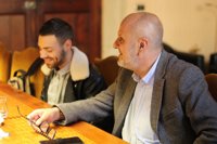 Ensenyat recibe en audiencia a los jóvenes que sufrieron un ataque homófobo y destaca su "valentía por denunciarlo"