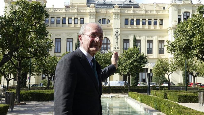 El alcalde de Málaga, Francisco de la Torre, frente al Ayuntamiento 