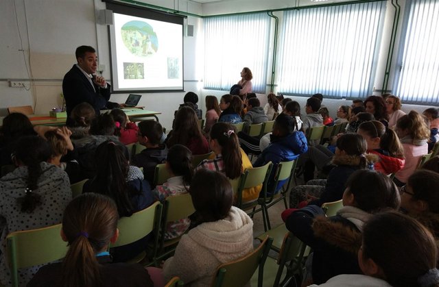 López, durante el encuentro con los alumnos