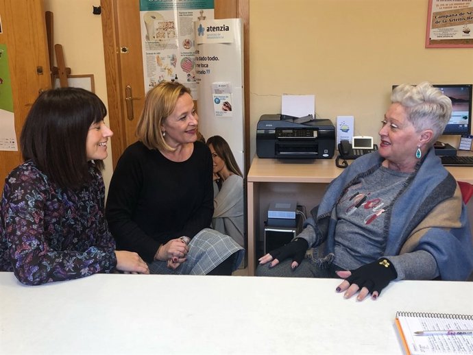 Sarabia y Romero con presidenta de la Asociación de Pacientes por Chare Guadalho