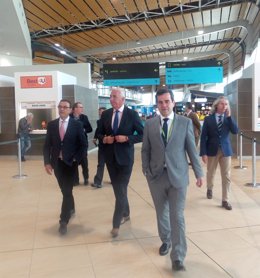 El presidente del Patronato de Turismo, Ignacio Caraballo,en aeropuerto de Faro.