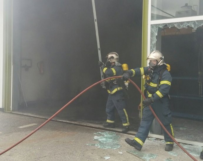 Bomberos del Consorcio extinguen el fuego en una nave industrial de El Puerto