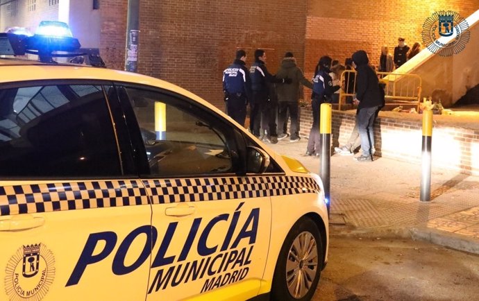 Policía Municipal de Madrid cacheando a un sospechoso