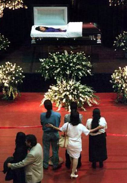 Publican una foto inédita de Selena Quintanilla en su funeral