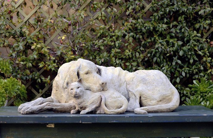 Negueroles dona a València una escultura para concienciar sobre maltrato animal