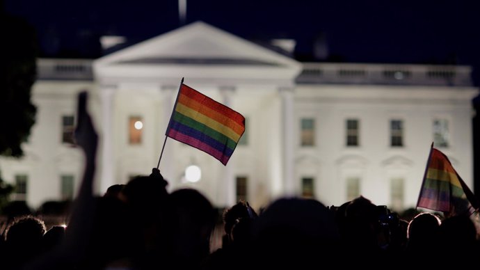 Bandera LGTBI junto a la Casa Blanca