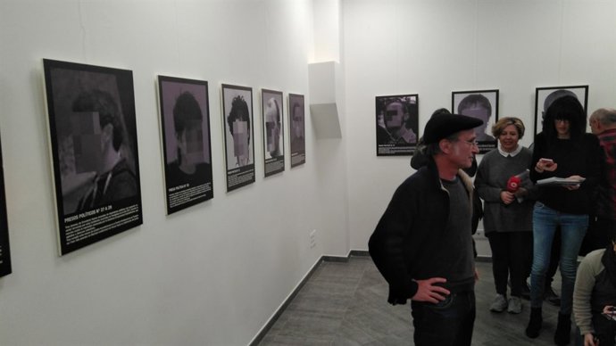 Santiago Sierra con su obra 'Presos políticos en España'