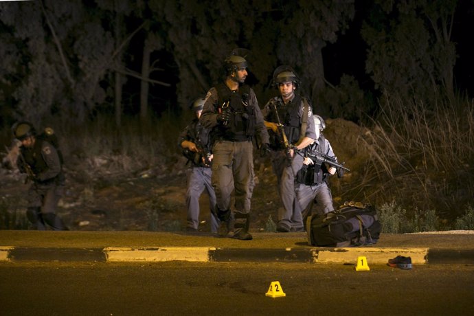Policías israelíes armados