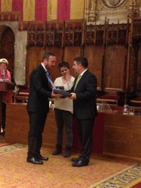 Reyes comparte el orgullo de ser jiennenses y andaluces con los emigrantes en Cataluña