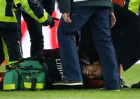 Neymar sufre un esguince de tobillo y una fisura en el quinto metatarsiano