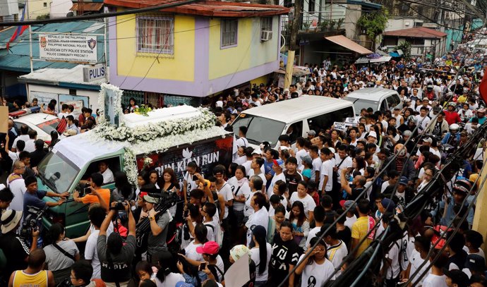 Funeral de una víctima de la campaña contra las drogas en Manila