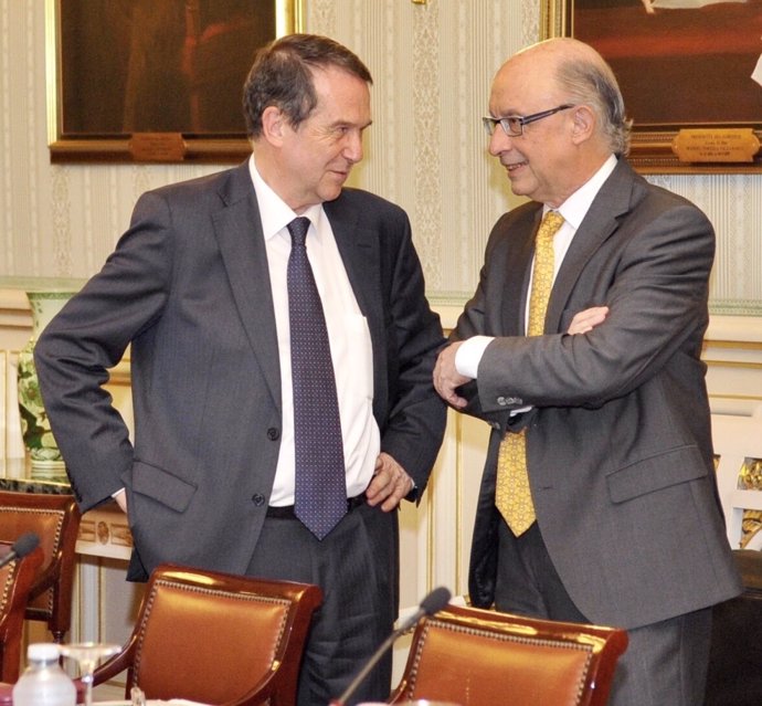 El ministro de Hacienda, Cristóbal Montoro, y Abel Caballero, presidente de FEMP