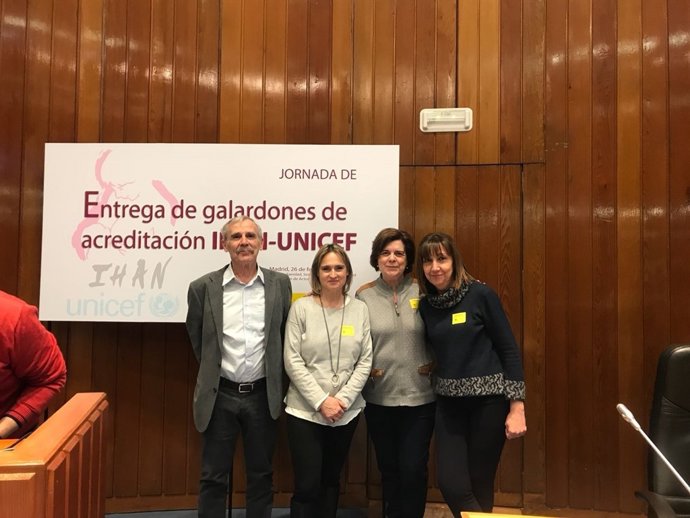 Representantes del servicio de Pediatría recogen la acreditación