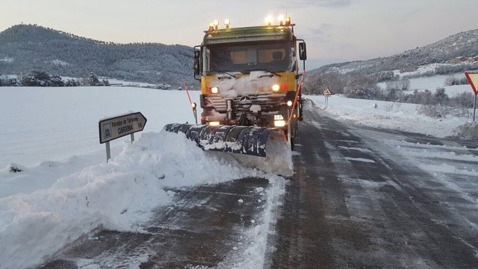 Camió en una carretera llevant neu
