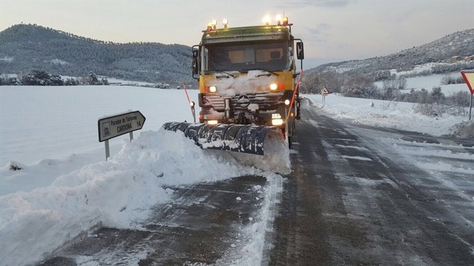 Màquina llevaneu a una carretera catalana