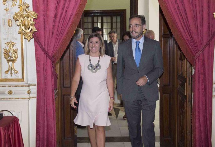 La presidenta de la Diputación de Cádiz con el consejero de Vivienda