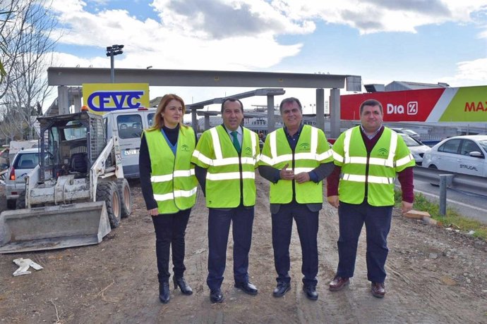 Ruiz Espejo visita los trabajos de la pasarela peatonal en San Pedro 