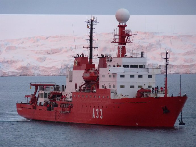 Hespérides (A-33), el barco que transporta a los investigadores a la Antártida