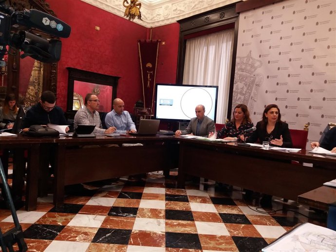 La concejal de Movilidad, Raquel Ruz, a la derecha, explica nuevo mapa de bus