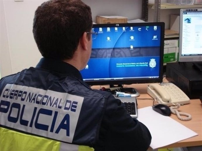 Un agente de Policía frente a un ordenador