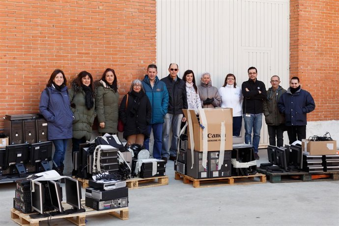 Representantes de Volkswagen Navarra y de las entidades beneficiarias