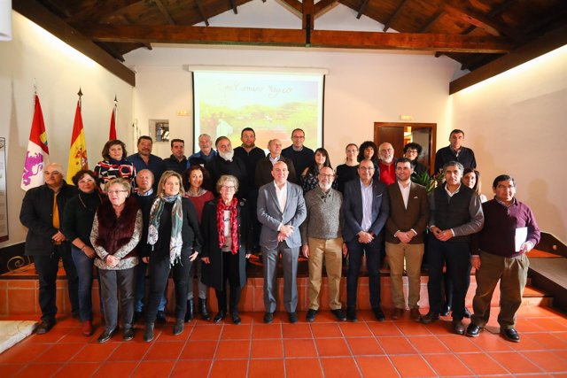 Carnero con los aistentes a la reunión de Caminos de Santiago