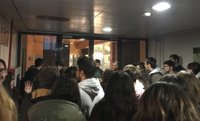 Estudiantes exigen en el Rectorado de la UV respuestas a la "precariedad" y a la huelga de asociados