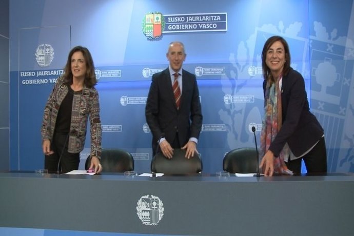 Josu Erkoreka con Beatriz Artolazabal y Cristina Uriarte